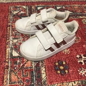 Adidas 9.5 toddler shoes